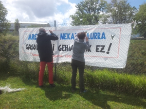 jakiña, jaia eta mobilizazioa, paseoan ikusitakoa ezin dugu  ahaztu. Horrelako garapenik ez dugu nahi. Makrogasolindegia ez!